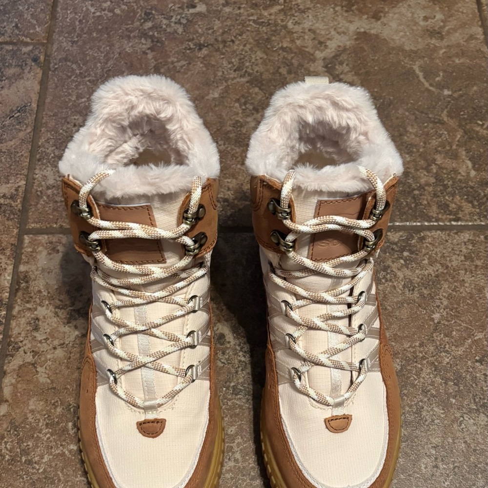 Sorel Tan and Cream Winter Boots with Fur Lining